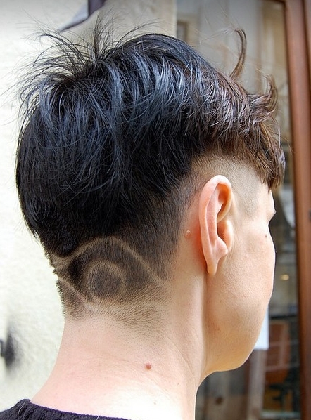 tył fryzury z wygolonymi bokami i wzorem oka na głowie, uczesanie damskie zdjęcie numer 96
